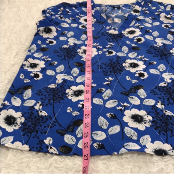 Hilary Radley V-Neck Floral Top 
Short Sleeve
Size Medium - Picture 5 of 7